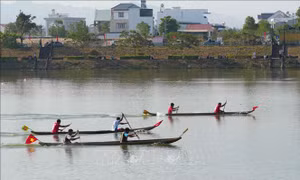 Giải đua thuyền độc mộc trên sông Đăk Bla