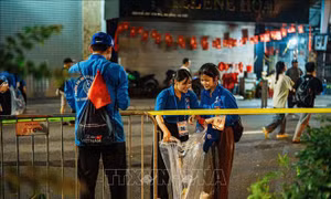 Những 'áo xanh tình nguyện' góp sức làm đẹp đại lễ kỷ niệm