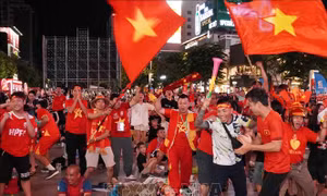 Người hâm mộ TP Hồ Chí Minh vỡ òa mừng chiến thắng của đội tuyển Việt Nam