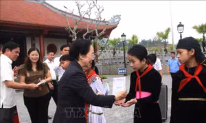 Trung ương Hội Khuyến học Việt Nam trao học bổng cho học sinh nghèo Hà Giang