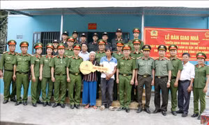 Bàn giao những căn nhà Quang Trung đầu tiên cho người dân vùng rốn lũ