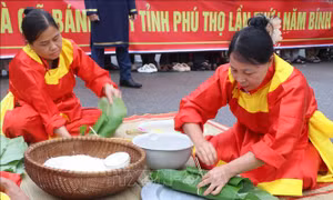 Giỗ Tổ Hùng Vương: Sôi nổi hội thi gói, nấu bánh chưng, giã bánh giầy 