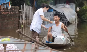 Hà Nội: Dồn sức hỗ trợ người dân nơi 'rốn lũ'