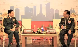 Bộ trưởng Bộ Quốc phòng Phan Văn Giang gặp song phương Bộ trưởng Quốc phòng Lào