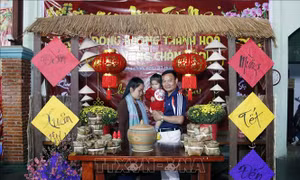 Ngời sắc Xuân, rộn ràng Tết Việt trên đất nước Triệu Voi