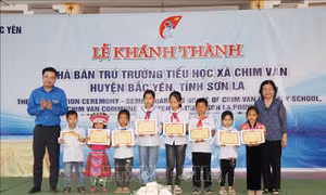 Quỹ học bổng Vừ A Dính tặng nhà bán trú cho học sinh vùng cao Sơn La