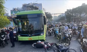 Tai nạn liên hoàn tại đường dẫn lên cầu Chương Dương khiến giao thông ùn tắc