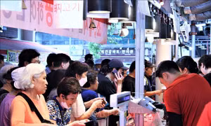 Sắc màu cuộc sống: Trải nghiệm đi chợ Tết Trung Thu nơi xứ Hàn