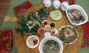 Độc đáo món gỏi tôm sông Đà