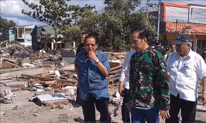 Tổng thống Indonesia đến Palu, người dân vây quanh kêu gọi trợ giúp