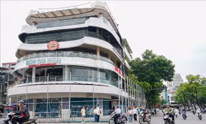 Hà Nội: Tòa nhà 'Hàm cá mập' bắt đầu được quây rào, tiến hành phá dỡ