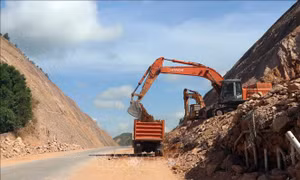 Khẩn trương xử lý sạt trượt trên cao tốc Cam Lộ - La Sơn trước mùa mưa