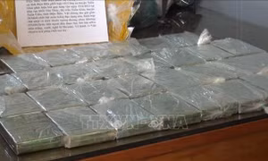 Bắt giữ đối tượng mua bán trái phép 30 bánh heroin