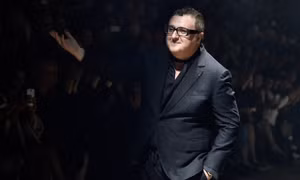 Nhà tạo mẫu nổi tiếng Alber Elbaz qua đời do mắc COVID-19