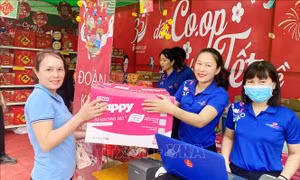 Ấm áp 'Tết sum vầy - Xuân chia sẻ' và Phiên chợ Công đoàn tại Quảng Bình