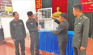 Cán bộ, chiến sĩ lực lượng vũ trang tự hào thực hiện quyền cử tri