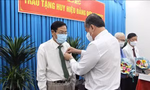 An Giang: Trao Huy hiệu đảng cho các đảng viên cao tuổi