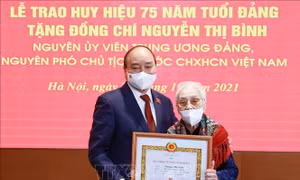 Chủ tịch nước trao Huy hiệu 75 năm tuổi Đảng cho nguyên Phó Chủ tịch nước Nguyễn Thị Bình