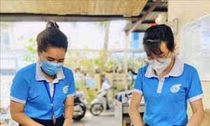 Những 'bông hoa' tỏa hương nơi tâm dịch