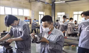 Hơn 100 thanh niên nghèo học giỏi ở Hà Tĩnh được 'chắp cánh' vào đại học