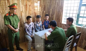 Lập tài khoản mạng, dán tờ rơi quảng cáo cho vay tiền với lãi suất lên tới 365%/ năm