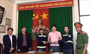 Biểu dương 2 nữ nhân viên môi trường ở Đà Lạt trả lại tài sản lớn cho du khách