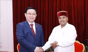 Chủ tịch Quốc hội Vương Đình Huệ gặp Thống đốc bang Karnataka của Ấn Độ