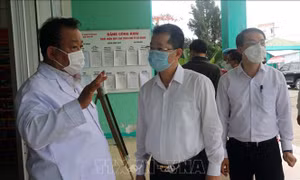 Bí thư Thành ủy Đà Nẵng thị sát tình hình điều trị bệnh nhân mắc COVID-19