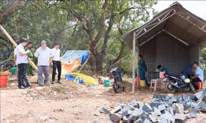 Kiểm tra công trường khai thác đá trái phép ở Đồng Nai