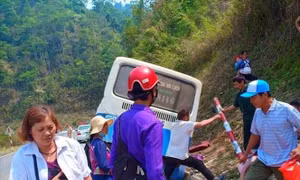 Xe khách mất phanh trên đèo Pha Đin, 4 người phải đưa đi cấp cứu