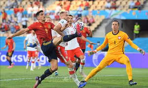 Báo chí Tây Ban Nha chỉ trích đoàn quân của HLV Luis Enrique