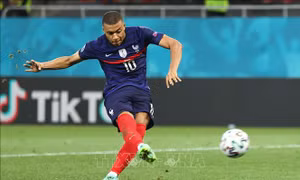 EURO 2020: Cựu danh thủ Gary Neville đoán trước pha sút hỏng penalty của Mbappe