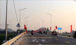 Thông xe kỹ thuật cầu Cẩm Vân: Người dân chấm dứt cảnh qua sông lụy đò