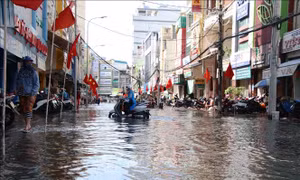 Nhiều tuyến đường ở TP Cà Mau ngập do triều cường kéo dài