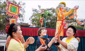 Múa rối cạn Tế Tiêu thu hút đông đảo người dân Thủ đô và du khách