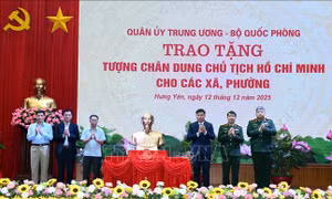 Trao tặng tượng chân dung Bác Hồ cho các xã, phường