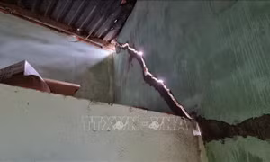 Nứt nhiều nhà dân ở cạnh đập hạ lưu sông Dinh 