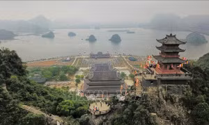 Chiêm ngưỡng chùa Ngọc trên đỉnh núi Thất Tinh ở Tam Chúc
