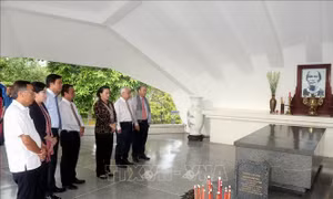 Chủ tịch Quốc hội dâng hương tại Khu Di tích cụ Phó bảng Nguyễn Sinh Sắc