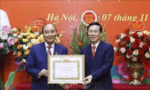 Trao Huy hiệu 40 năm tuổi Đảng tặng Chủ tịch nước Nguyễn Xuân Phúc 