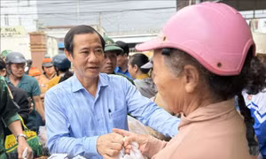 Trao quà hỗ trợ, động viên người dân vùng lũ Tuy An Đông vượt qua khó khăn