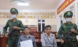 Bắt hai đối tượng mua bán trái phép 2 bánh heroin