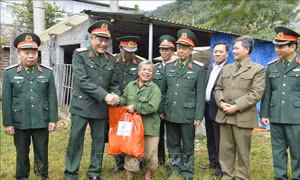 Thăm, tặng quà gia đình nạn nhân bom mìn tại Hà Giang