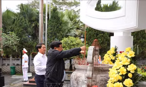 Phó Thủ tướng Nguyễn Chí Dũng dâng hương tưởng niệm các Anh hùng liệt sĩ tại Tuyên Quang