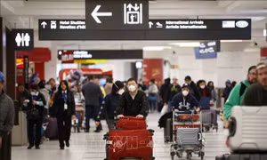 Các doanh nghiệp Canada 'gồng mình' đối phó dịch viêm đường hô hấp cấp