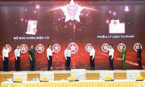 Thủ tướng: Mỗi công dân đều có Sổ sức khỏe điện tử và được cấp Phiếu lý lịch tư pháp trên VNeID