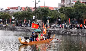 Đông đảo người dân xem hát chèo trên thuyền rồng dưới trời 9 độ C