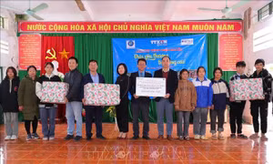 Công đoàn Thông tấn xã Việt Nam cùng 'đưa yêu thương đến với Hà Giang'