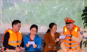 Đưa bầu cử đến với người dân xóm chài trên sông và làng biệt lập