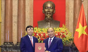 Chủ tịch nước Nguyễn Xuân Phúc trao Quyết định phong hàm Đại sứ